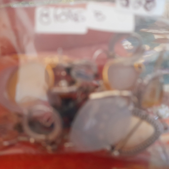 Lot Of 8 Pairs Of Good Quality Assorted Earrings with Stone and Metal Accents - Picture 4 of 6